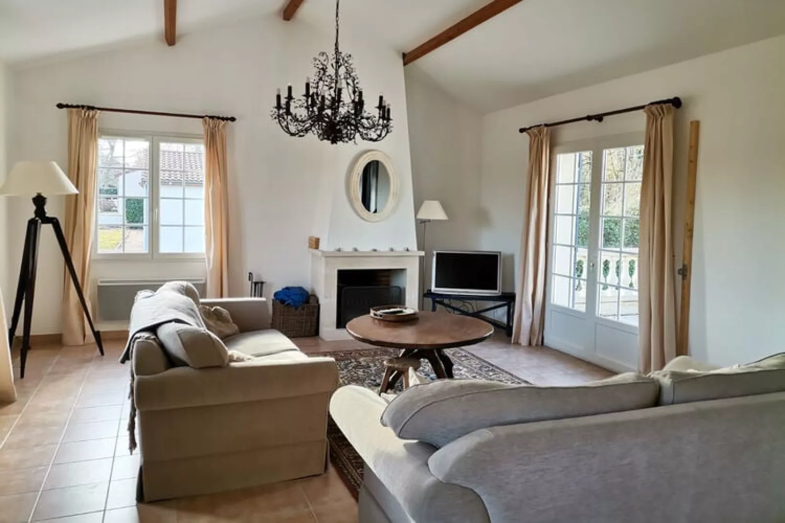 Bourg Est 3-Living room