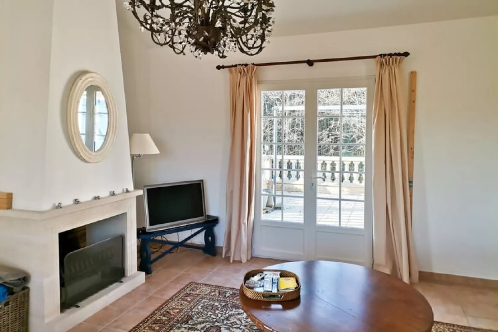 Bourg Est 3-Living room
