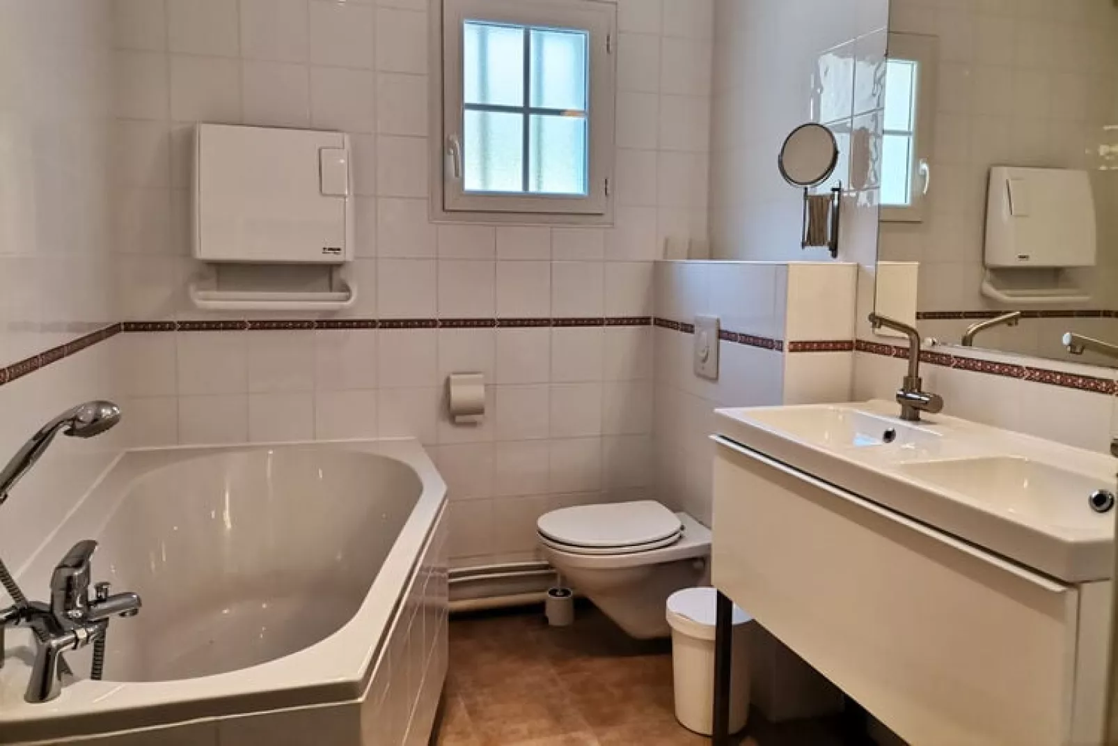 Bourg Est 3-Bathroom