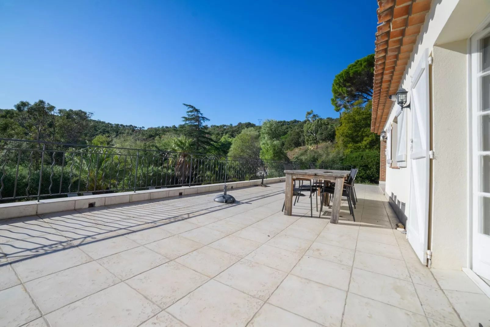 Cedre-Terrace balcony