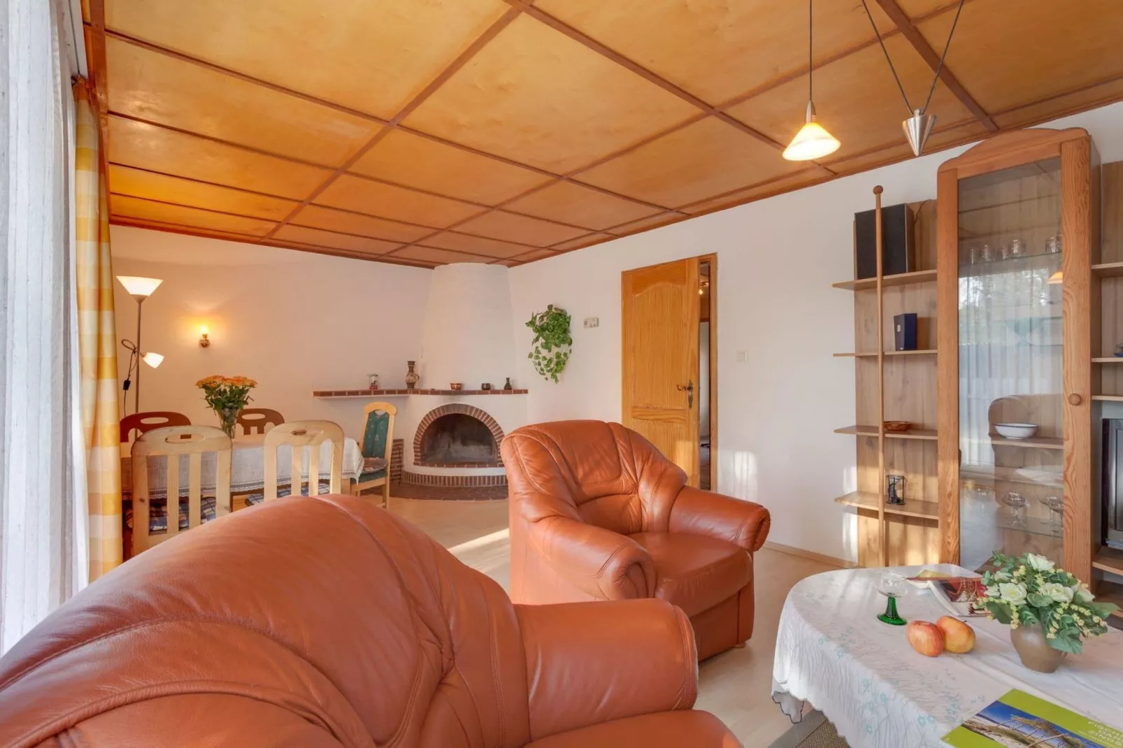 Das DarßHaus mit Kamin und Garten-Living room