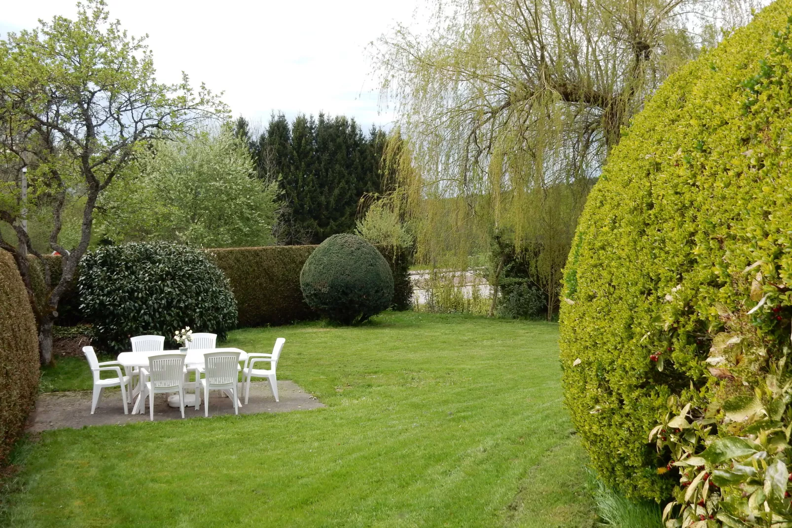 Chalet du Neune 11-Gardens summer