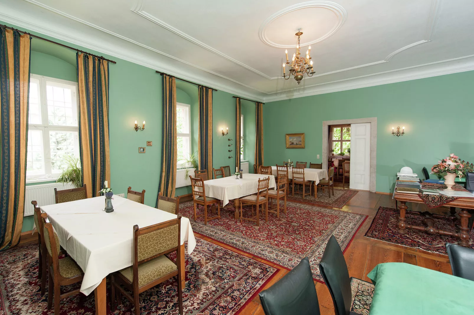 Urlaub im Schloss-Dining room