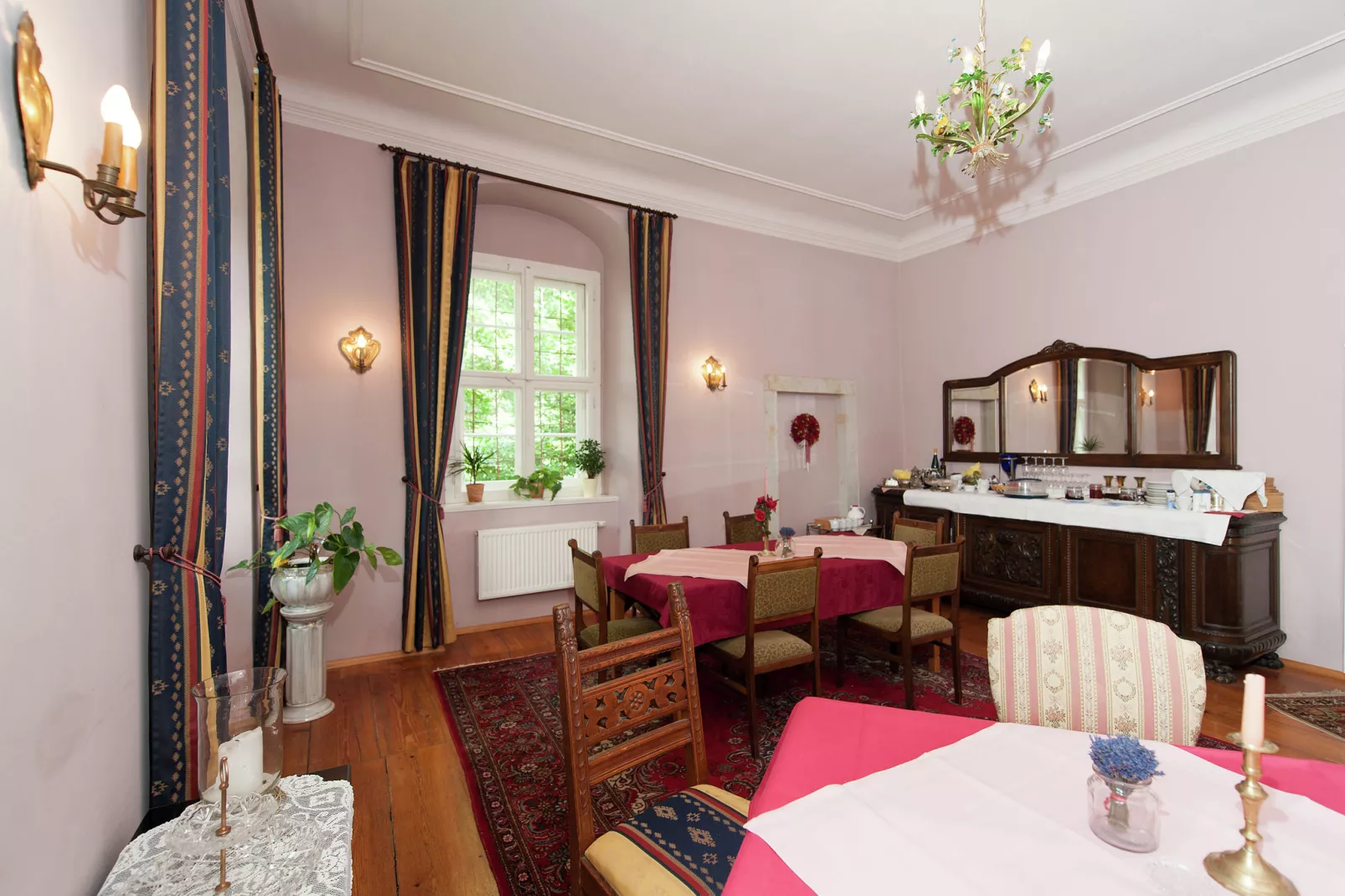 Urlaub im Schloss-Dining room