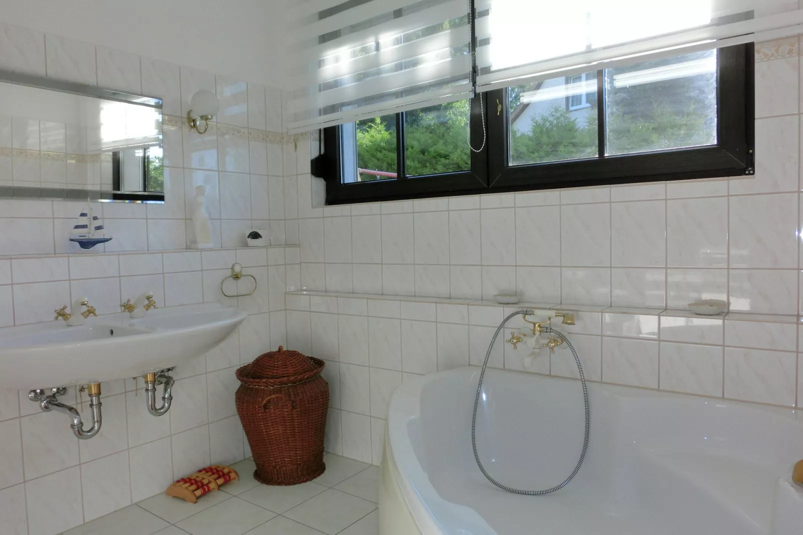 Spacious villa with private swimming pool-Bathroom