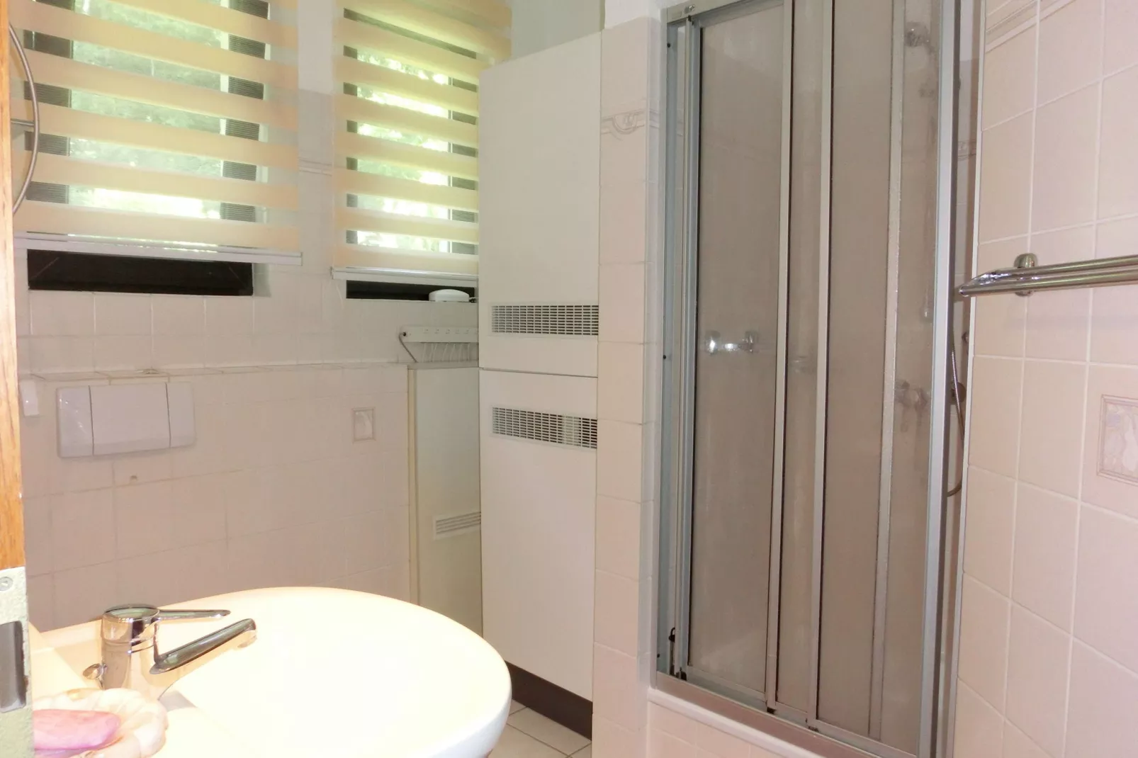 Spacious villa with private swimming pool-Bathroom