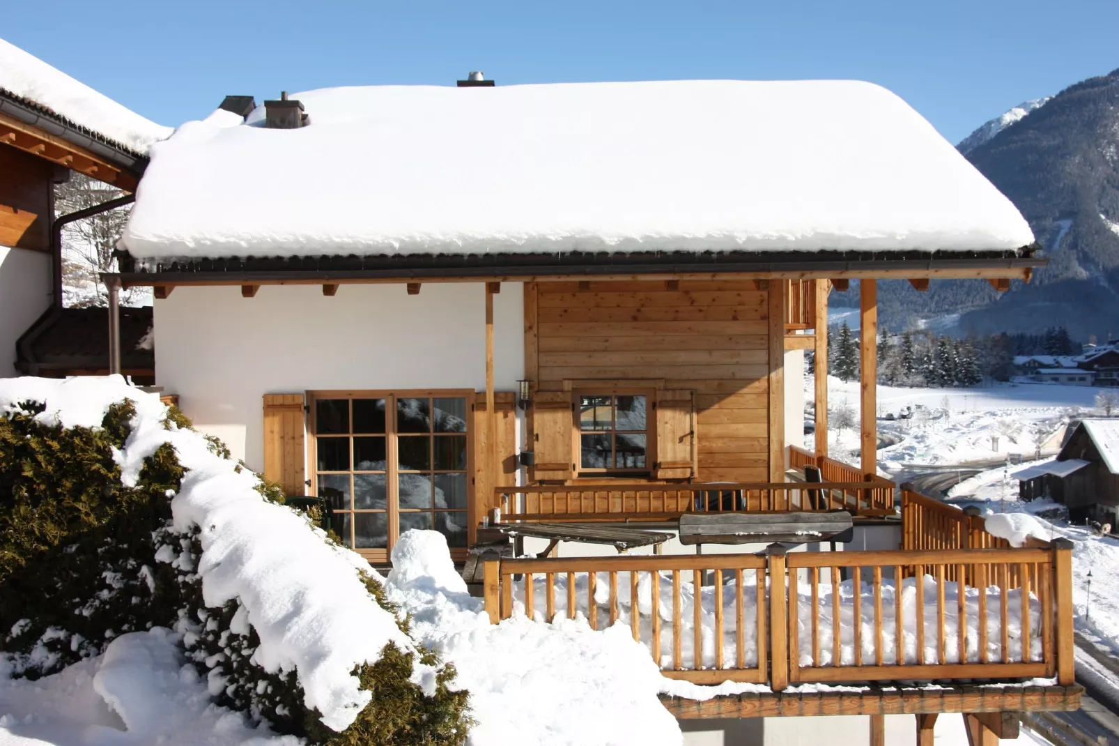 Chalets im Wald-Außenbereich Winter