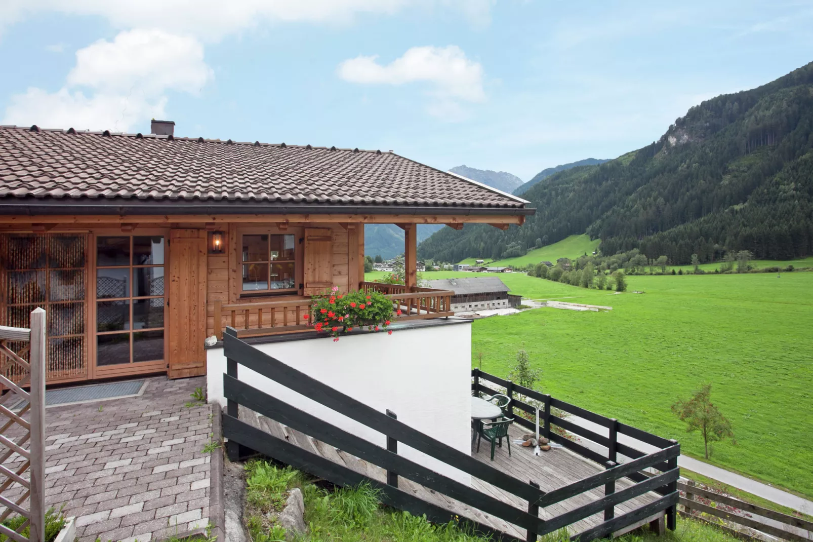 Chalets im Wald-Außenbereich Sommer
