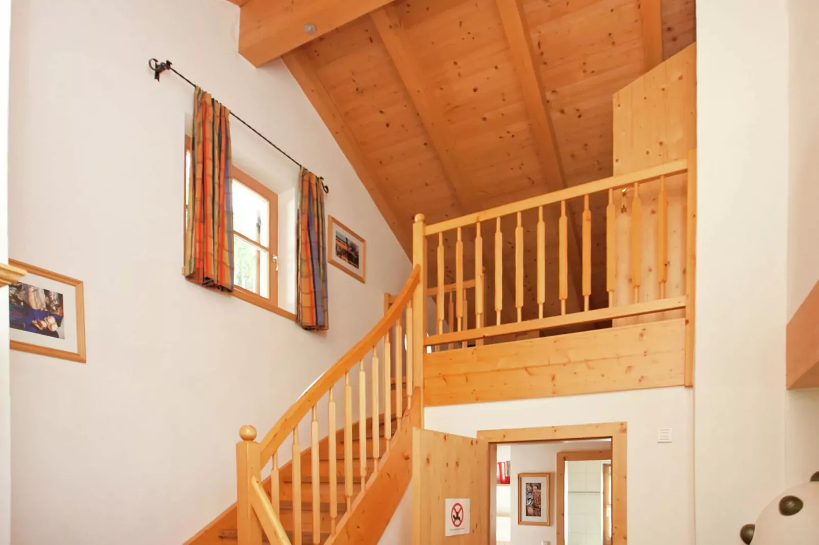 Chalets im Wald-Flur