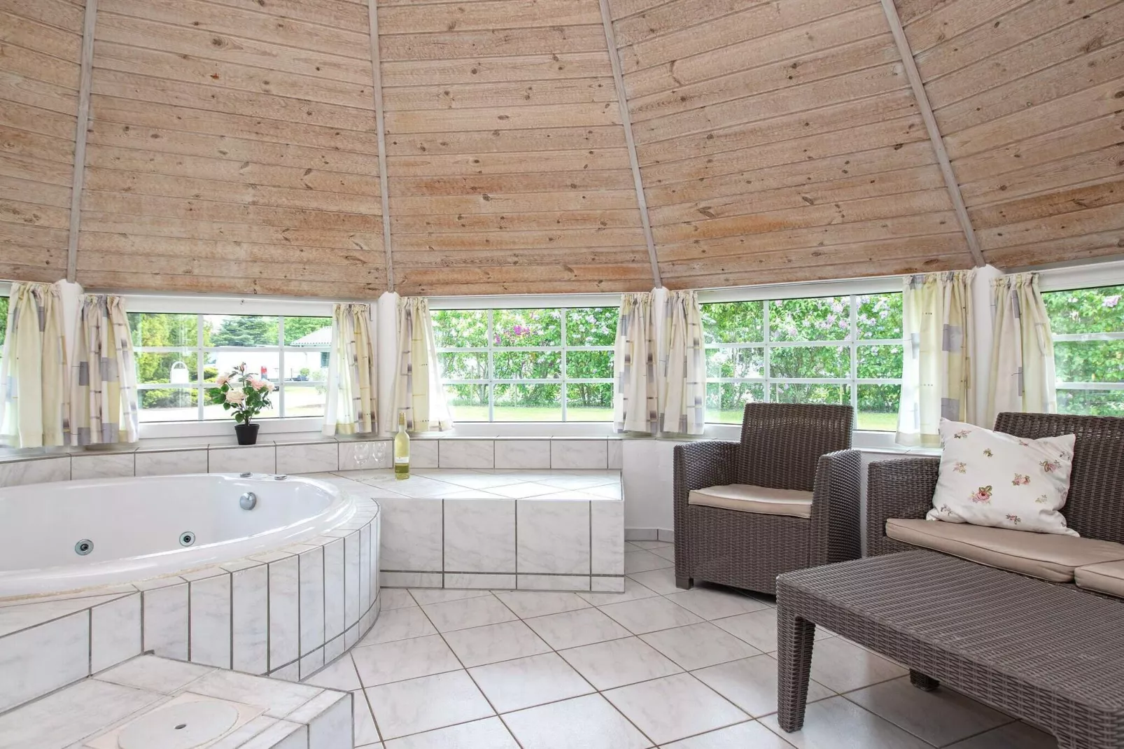 12 Personen Ferienhaus in Væggerløse-Wellnessbereich