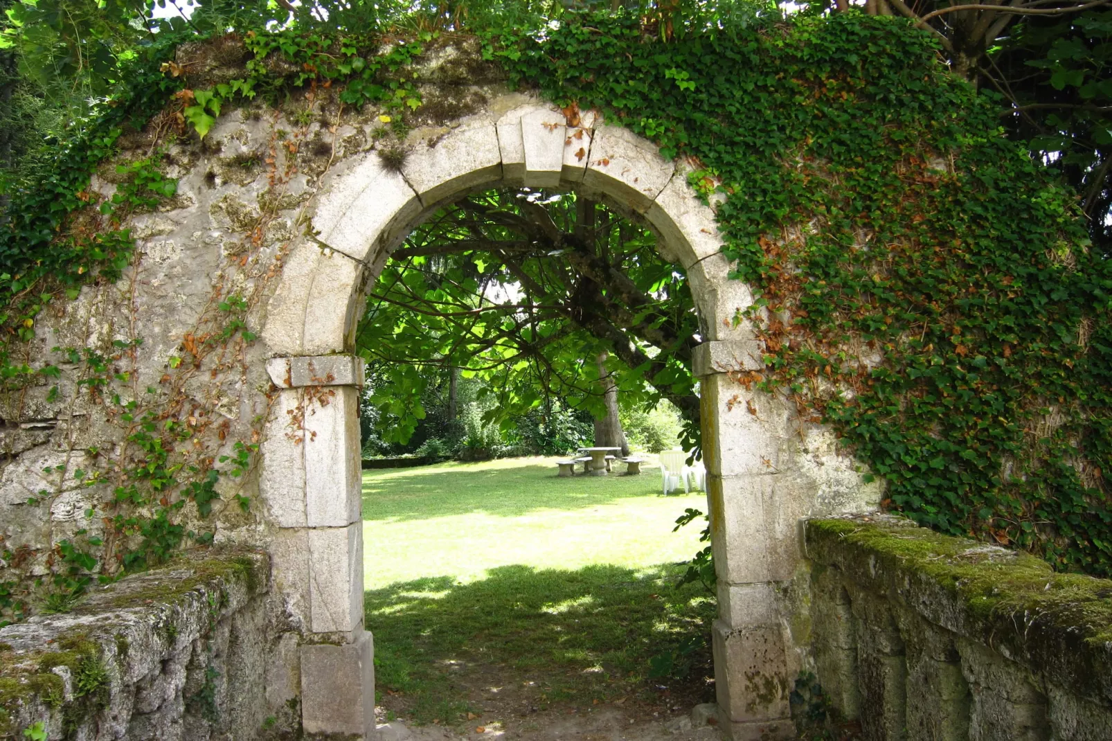 La Terre-Gardens summer
