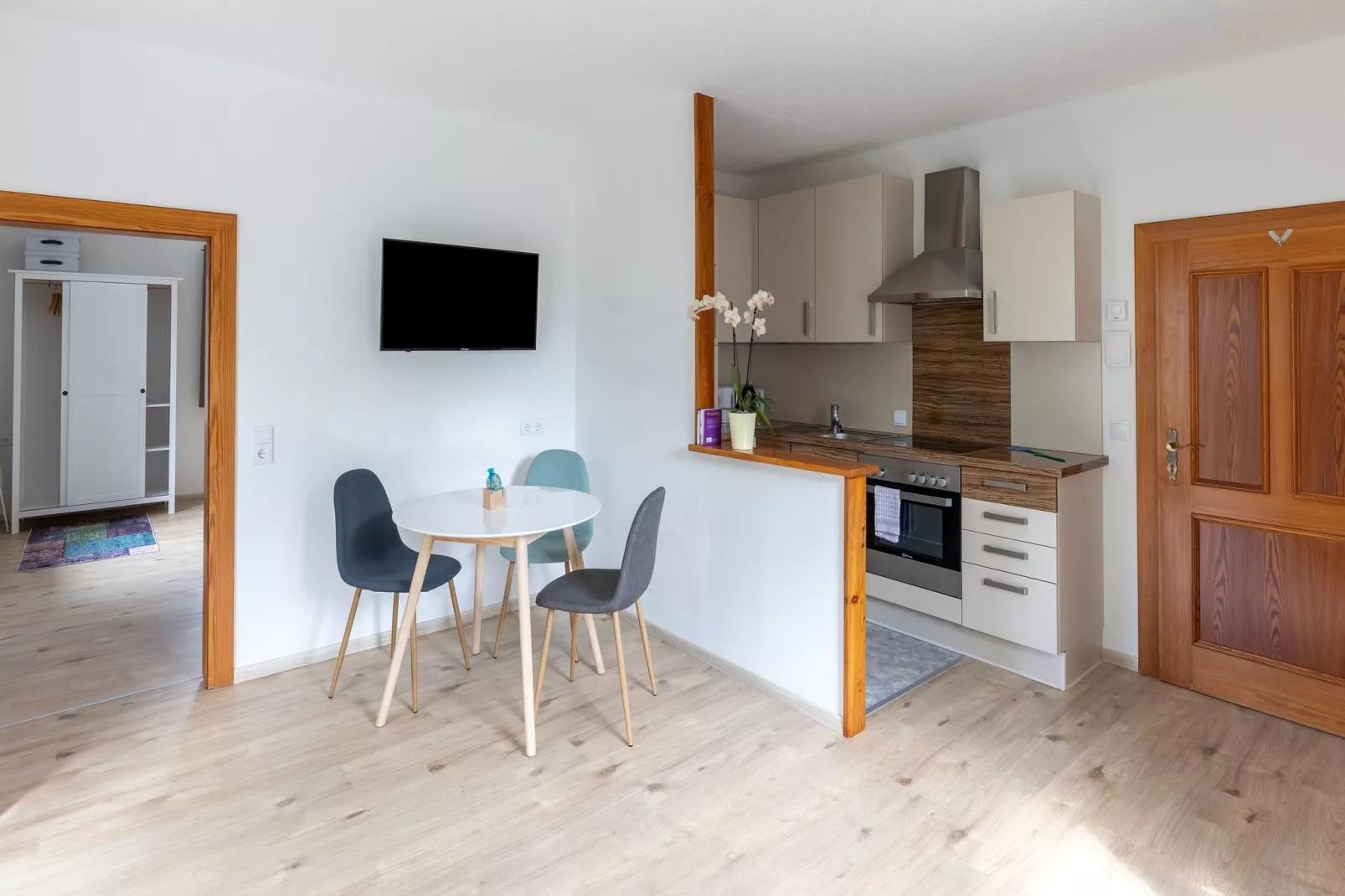 Apartment Süd & Badstraße-Dining room