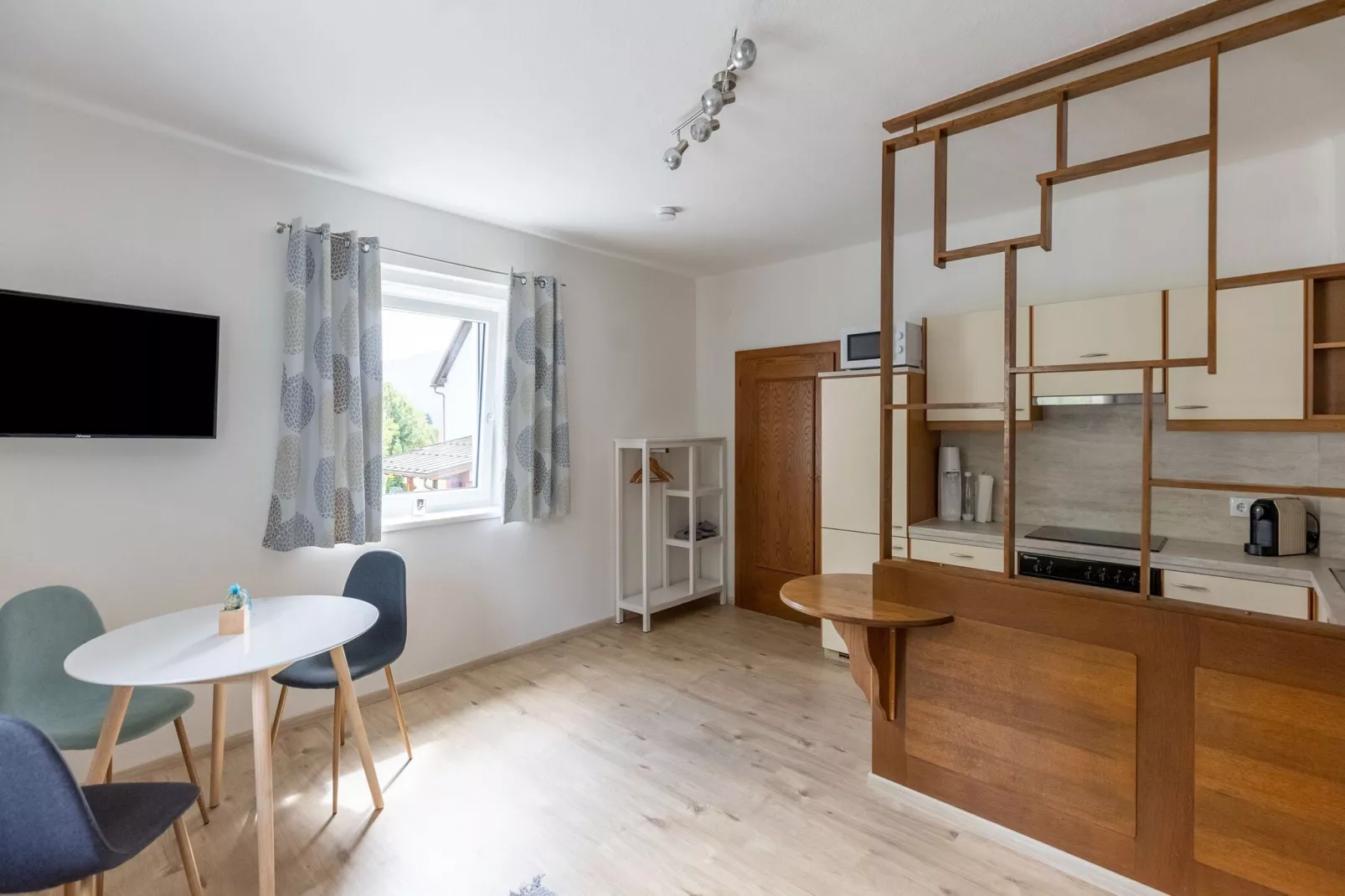 Apartment Süd & Badstraße-Dining room