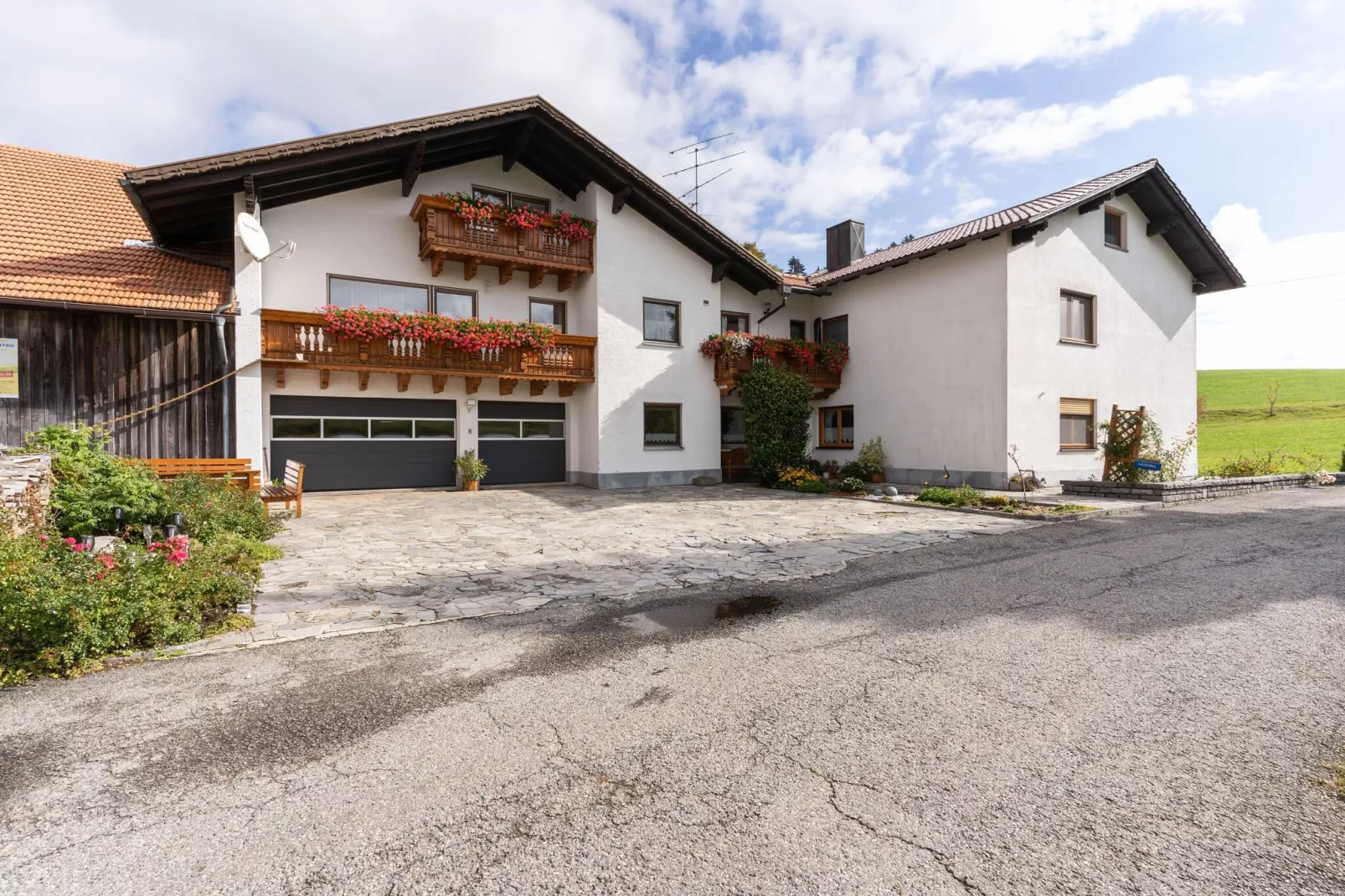 Gästehaus Kandlbinder-Exterior summer
