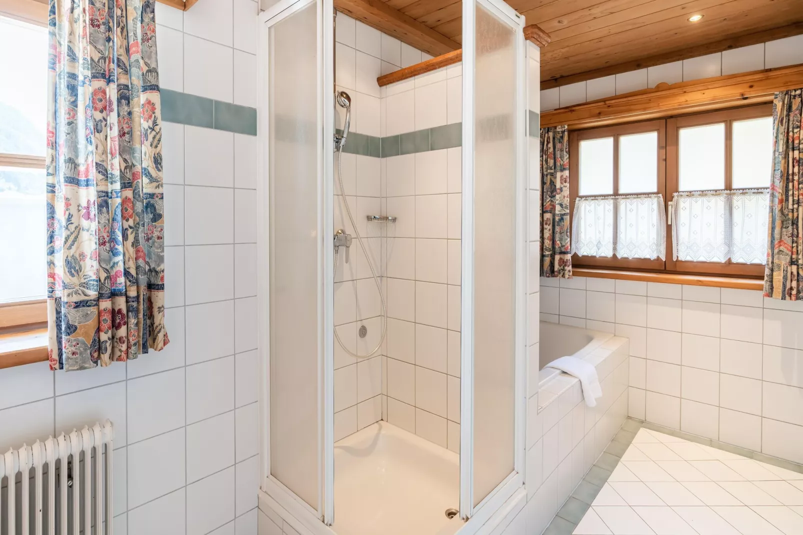 Grosszügiges Charmantes Apartment im Familiendorf - Uttendorf-Bathroom