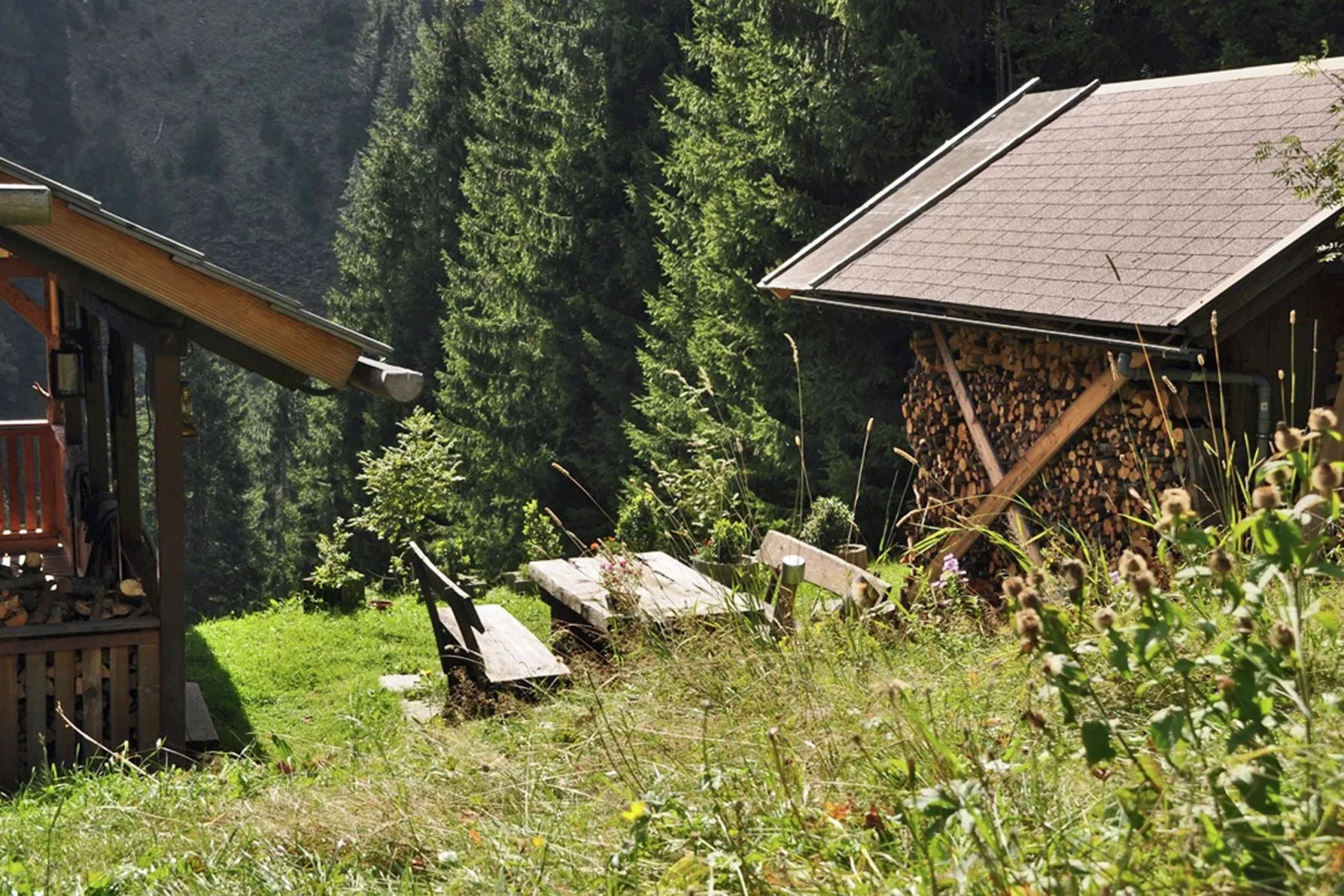 Almhütte im Walde-Gardens summer