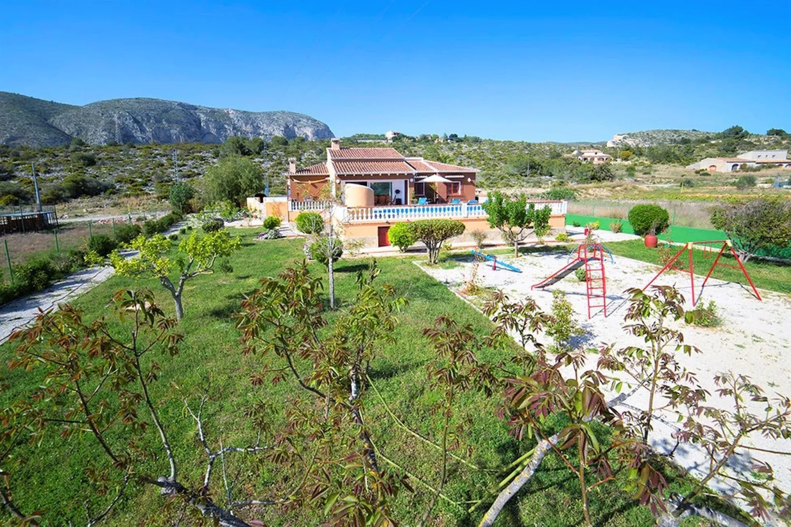El Chalet de Lucía-Gardens summer