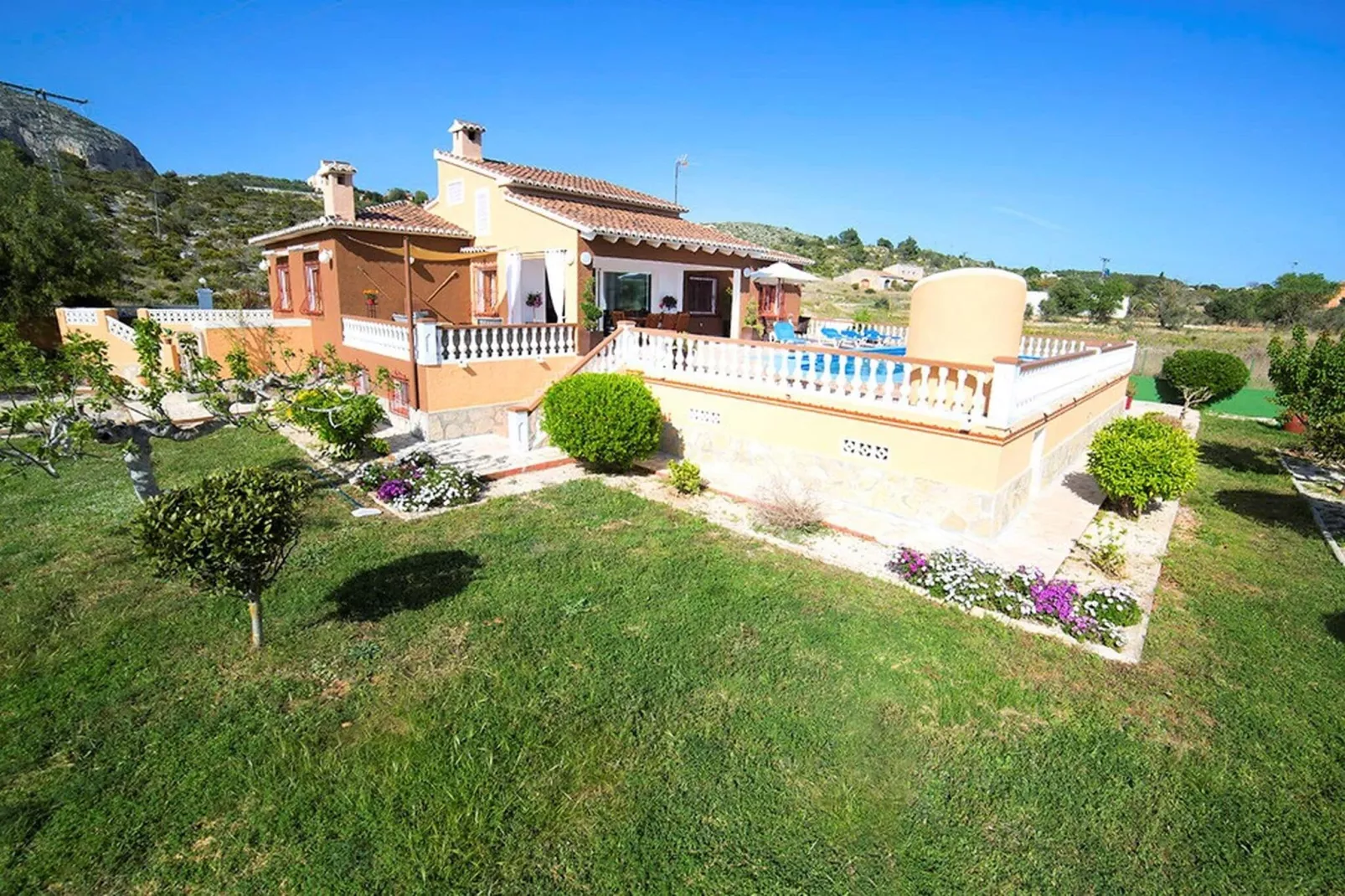 El Chalet de Lucía-Gardens summer