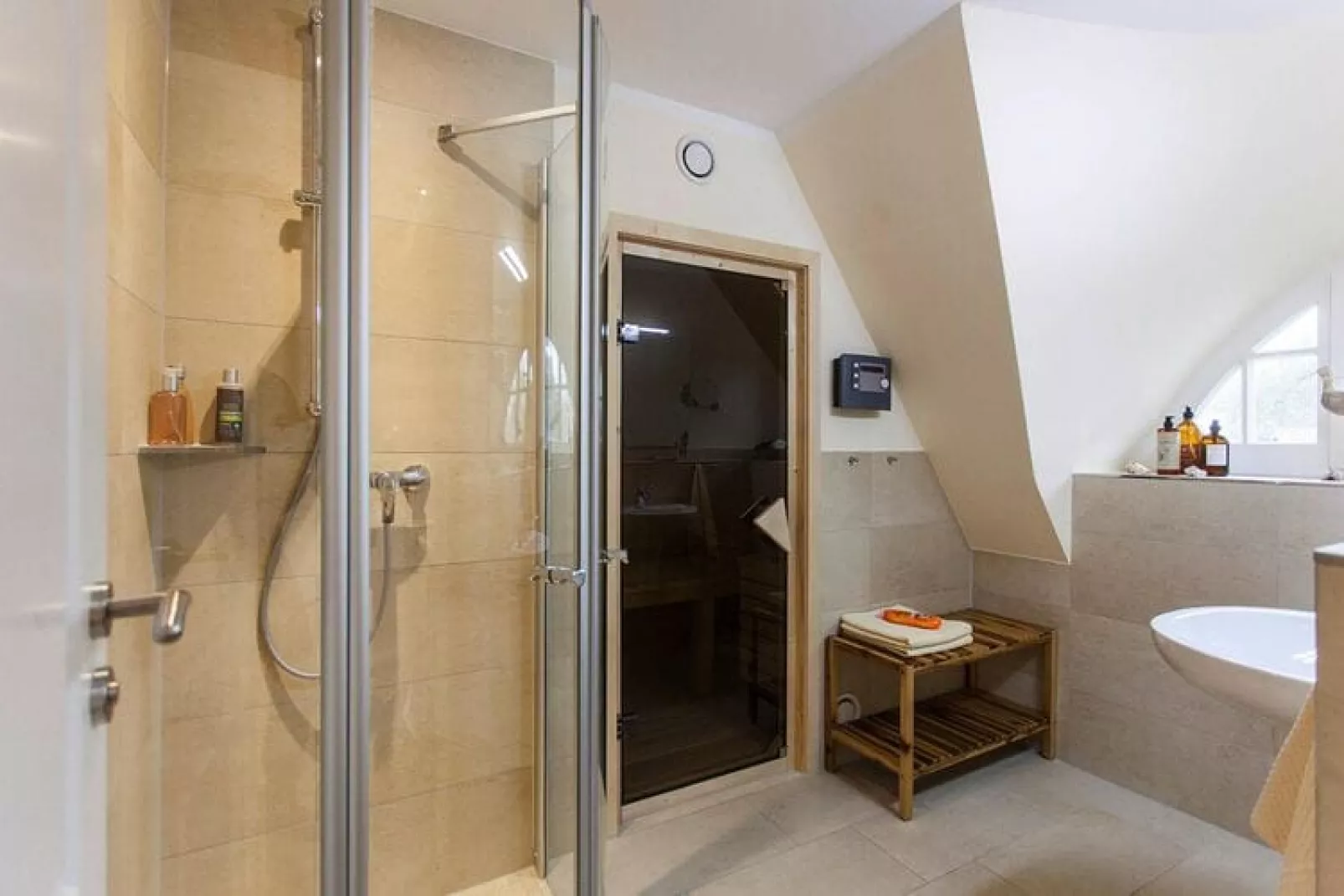 Haubenlerche 52-Bathroom