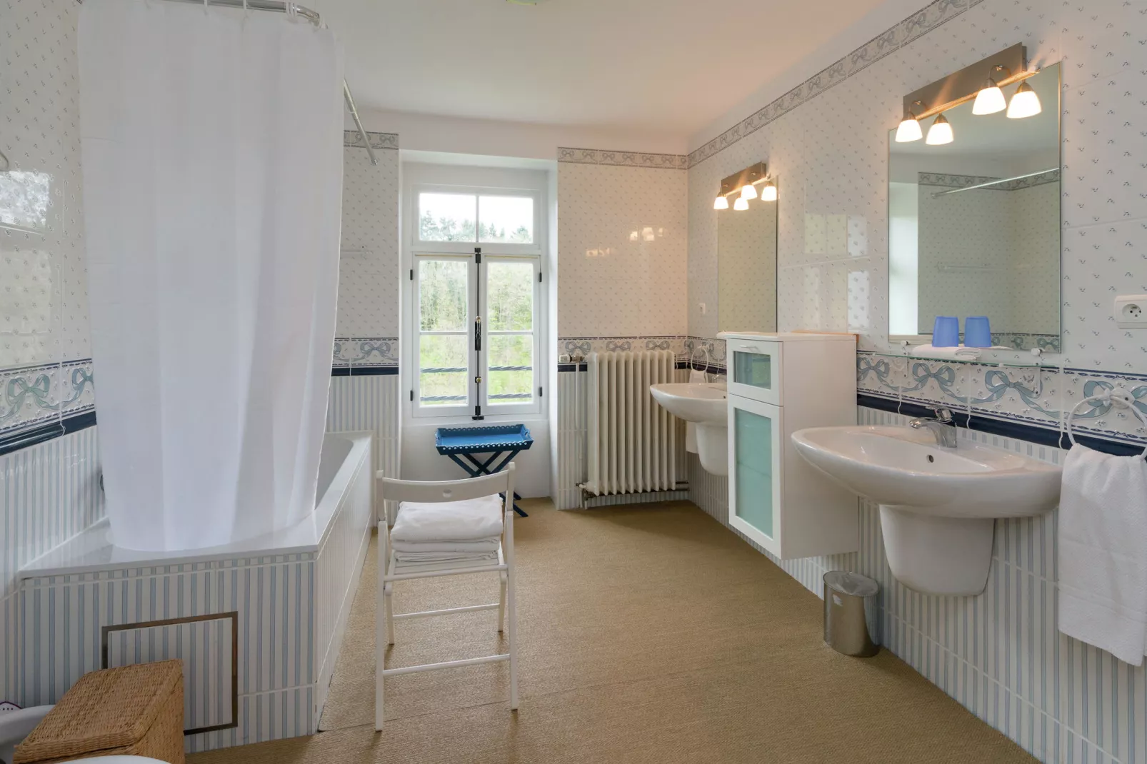 Chateau Vallez-Bathroom