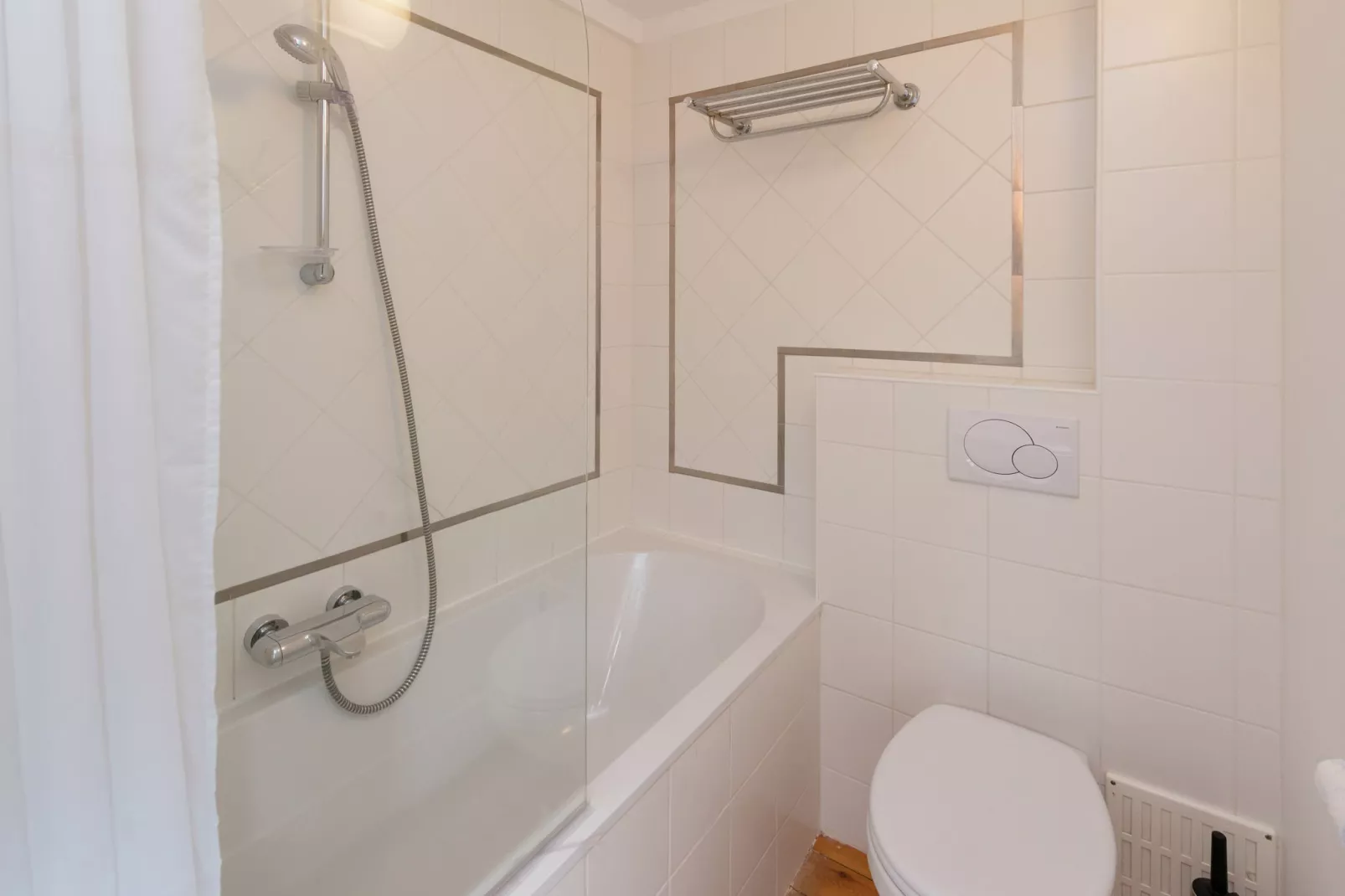 Chateau Vallez-Bathroom