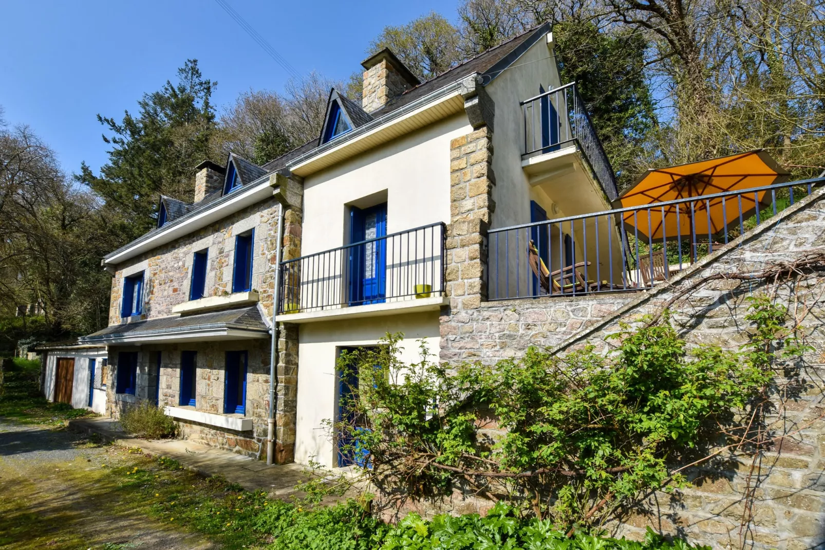 Moulin Bescond-Exterior summer