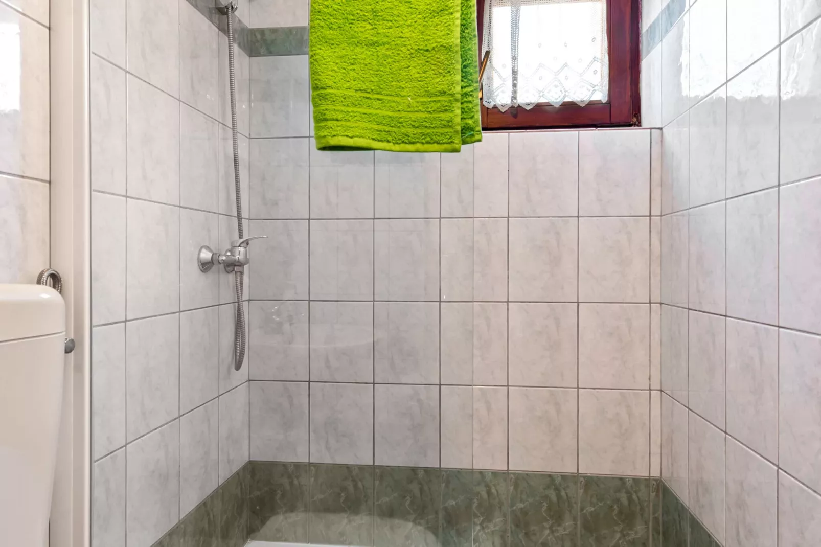 Lovely green apartment Katarina-Badezimmer