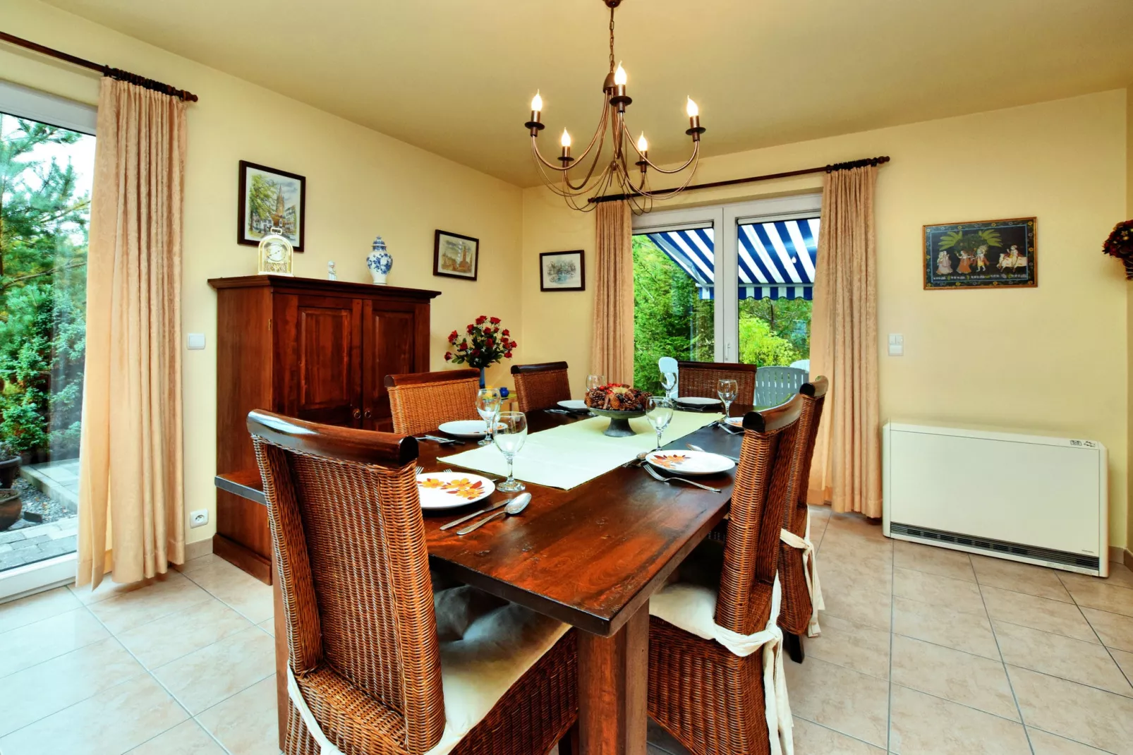 L'Orchidée-Dining room