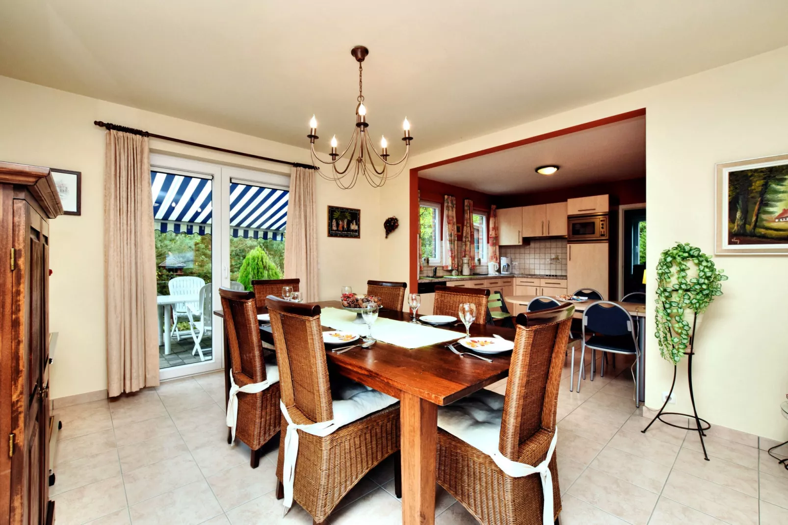 L'Orchidée-Dining room