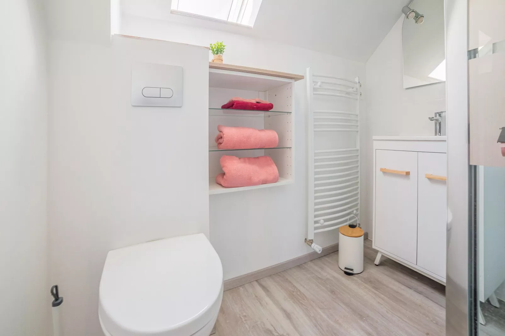 Maison Pool-Bathroom