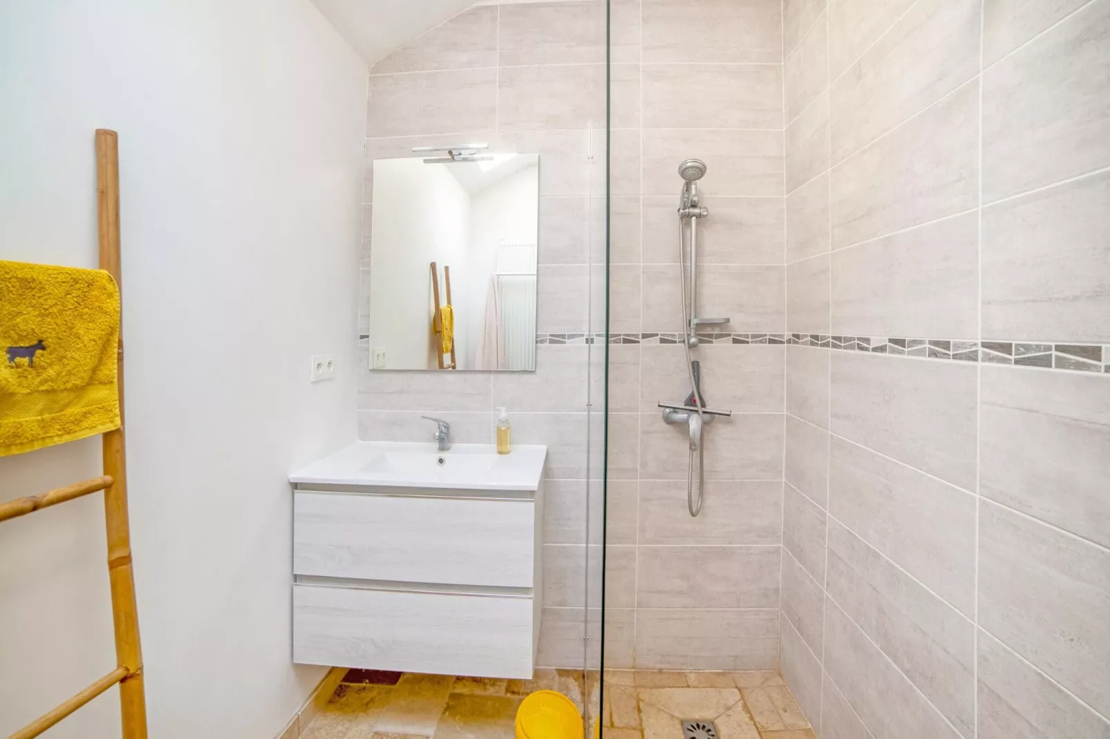 Maison Pool-Bathroom