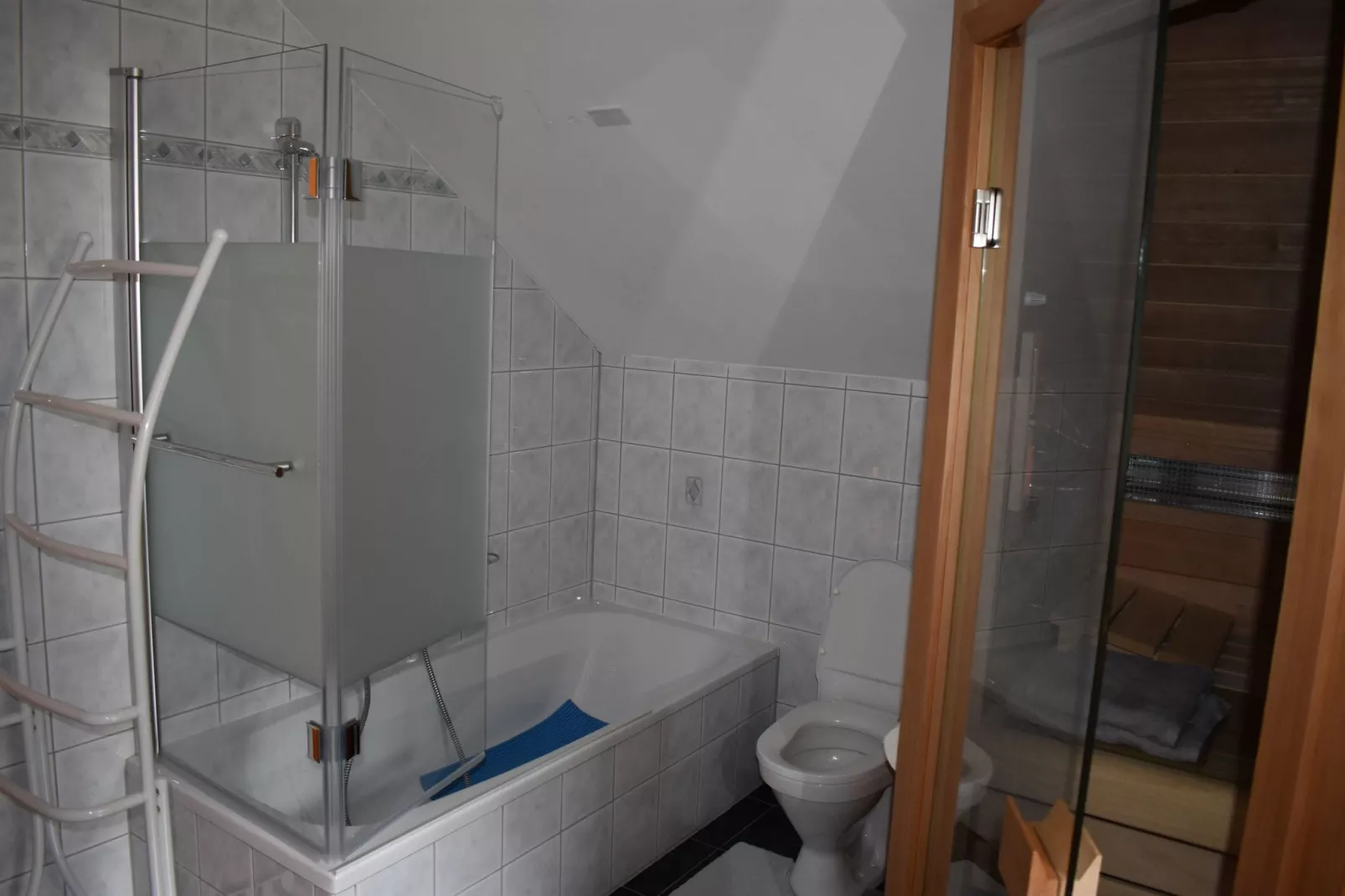 L'Orchidée-Bathroom
