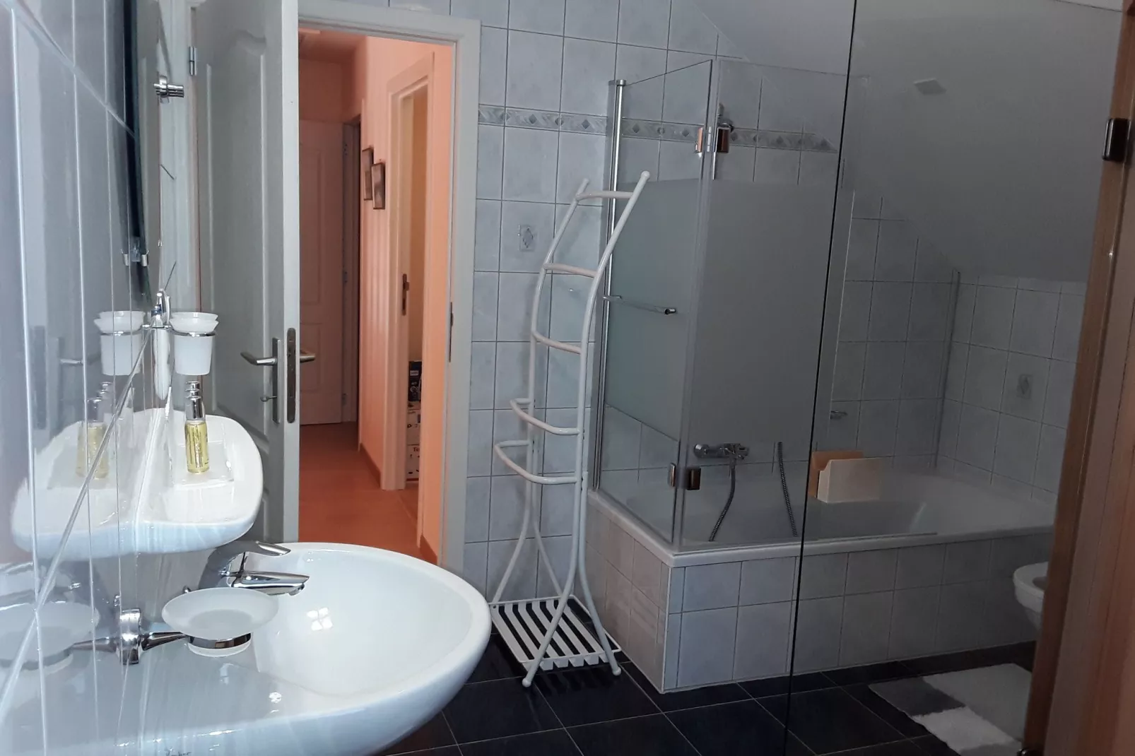 L'Orchidée-Bathroom