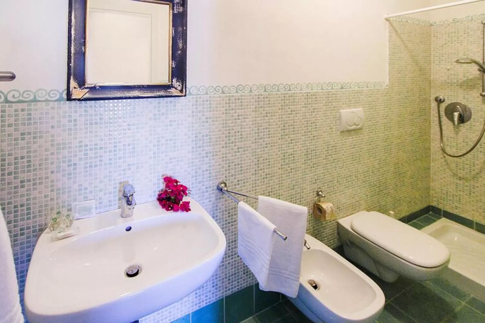 Holiday residence Ea Bianca, Baja Sardinia-Trilo 6 mit Meerblick frontal/seitlich-Bathroom