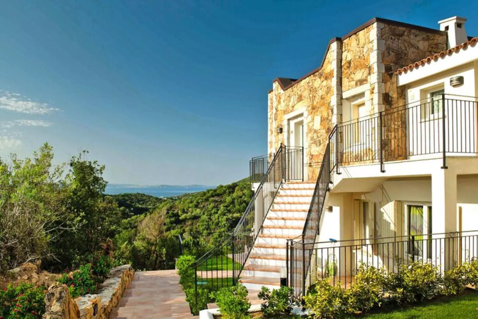 Holiday residence Ea Bianca, Baja Sardinia-Trilo 6 mit Meerblick frontal/seitlich-Exterior summer