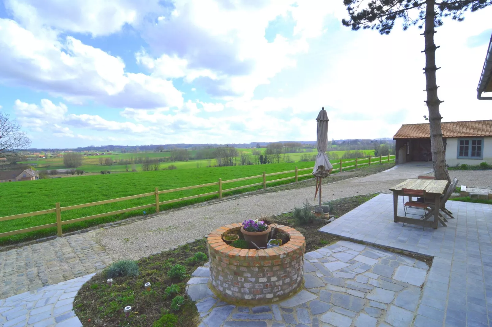 House with a view-Jardin d'été