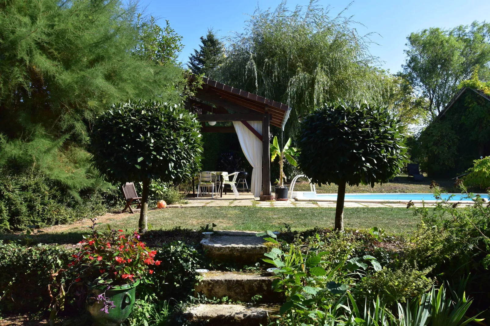 Maison de vacances St Jory las Bloux-Gardens summer