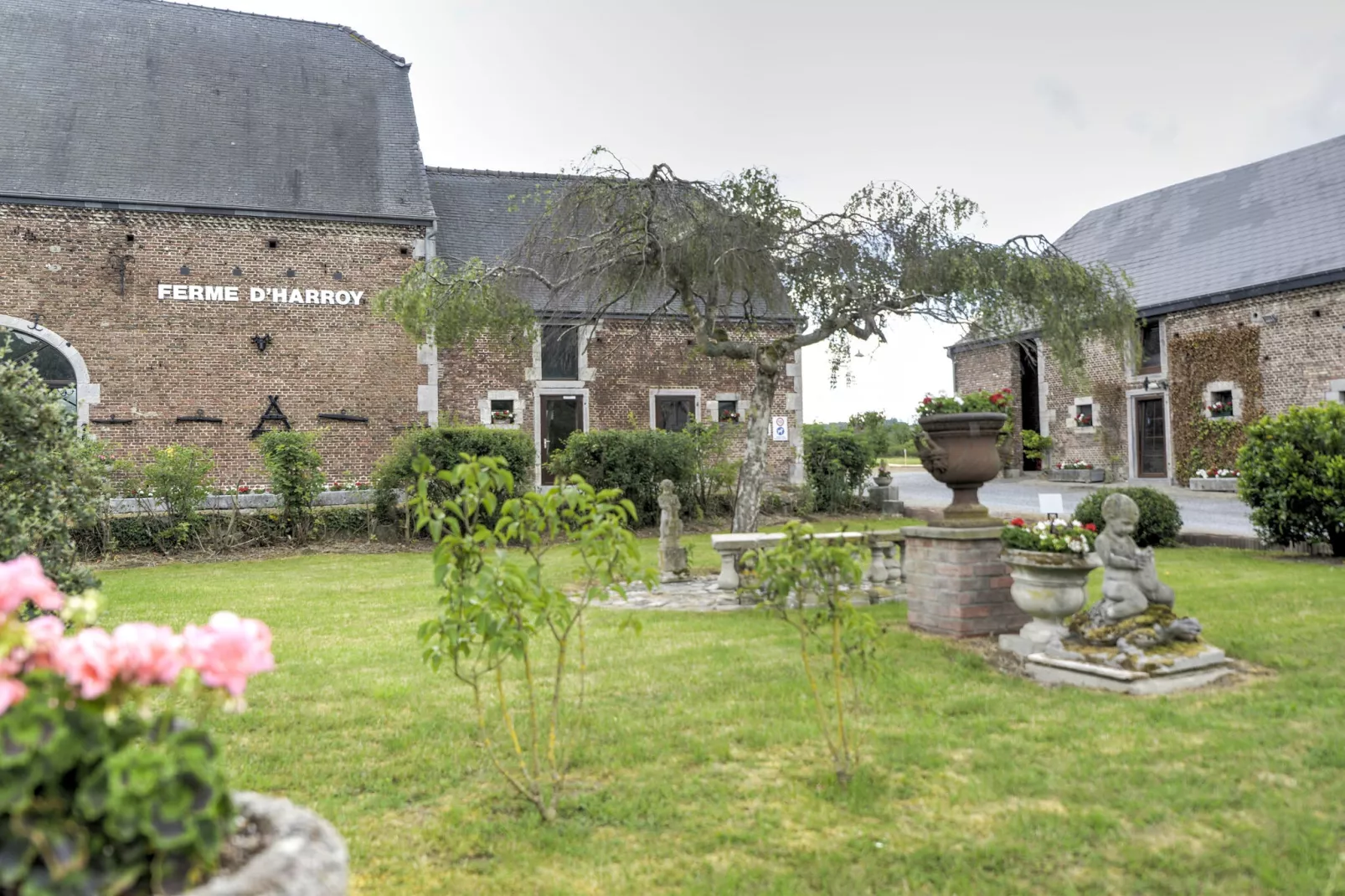 Ferme d'Harroy-Gardens in summer