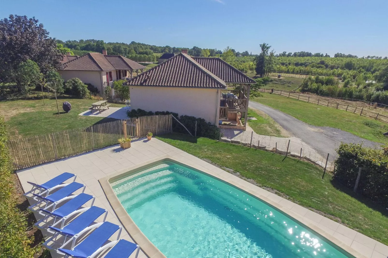 La Tirelire-Exterior summer