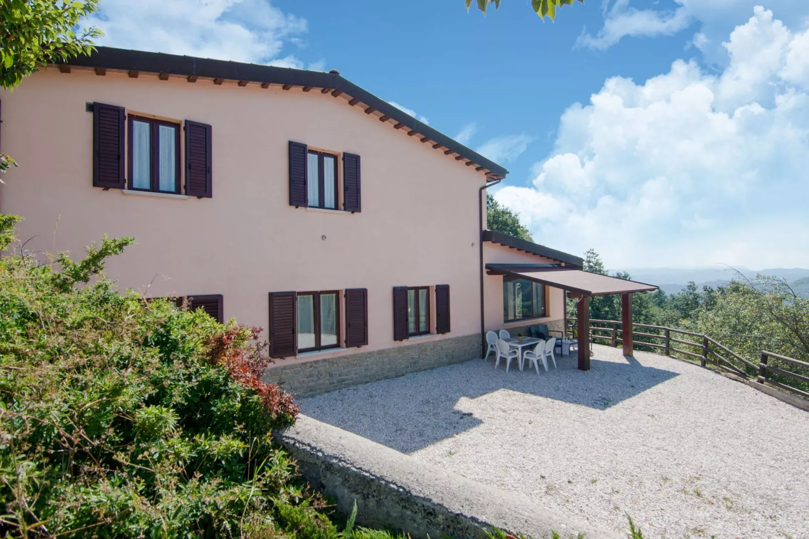 Amarena-Exterior summer