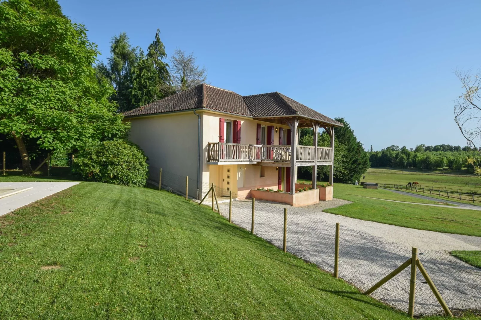 Maison Failte-Exterior summer