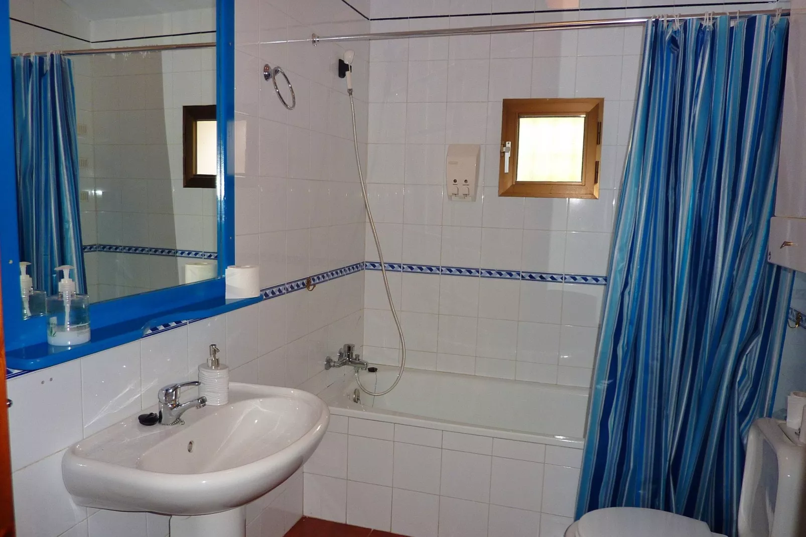 El Trigal-Bathroom