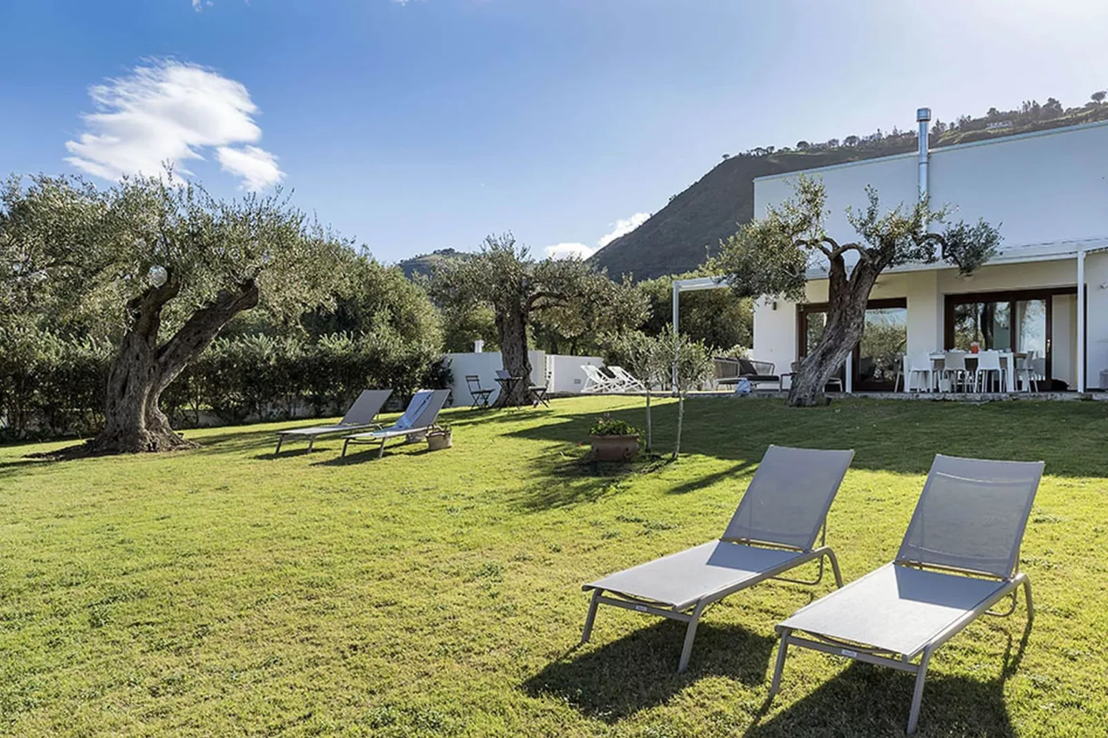 Villa Nettuno-Gardens summer