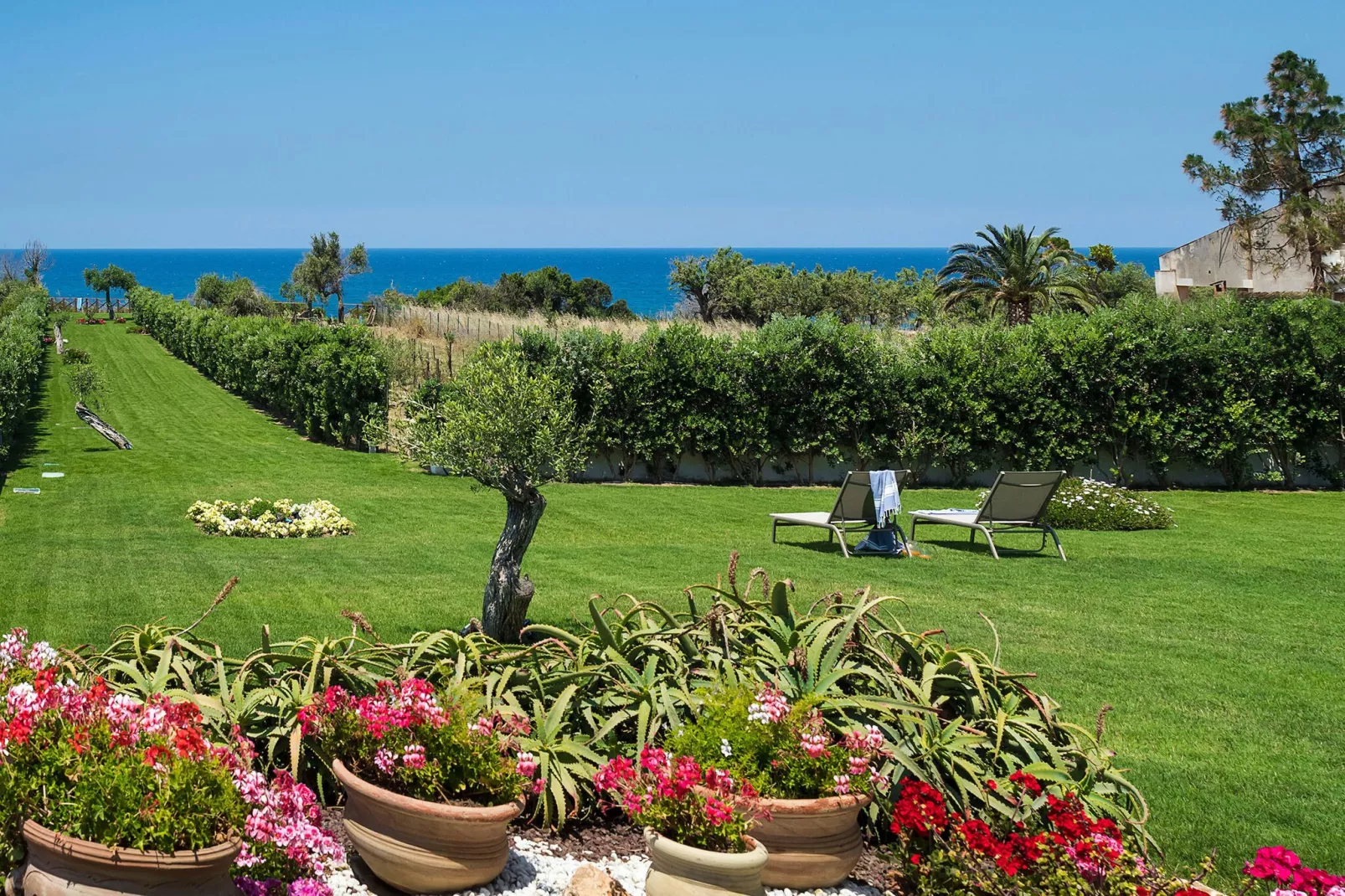 Villa Nettuno-Gardens summer