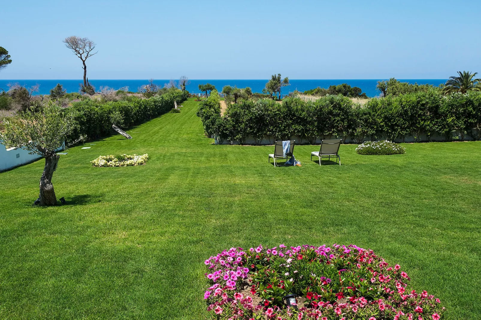 Villa Nettuno-Gardens summer