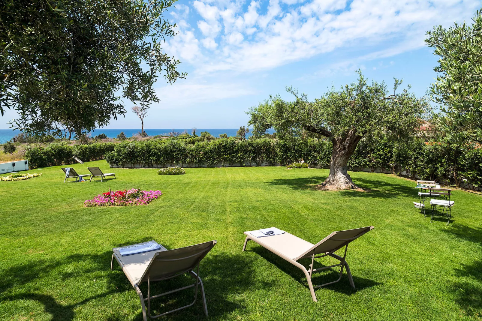 Villa Nettuno-Gardens summer