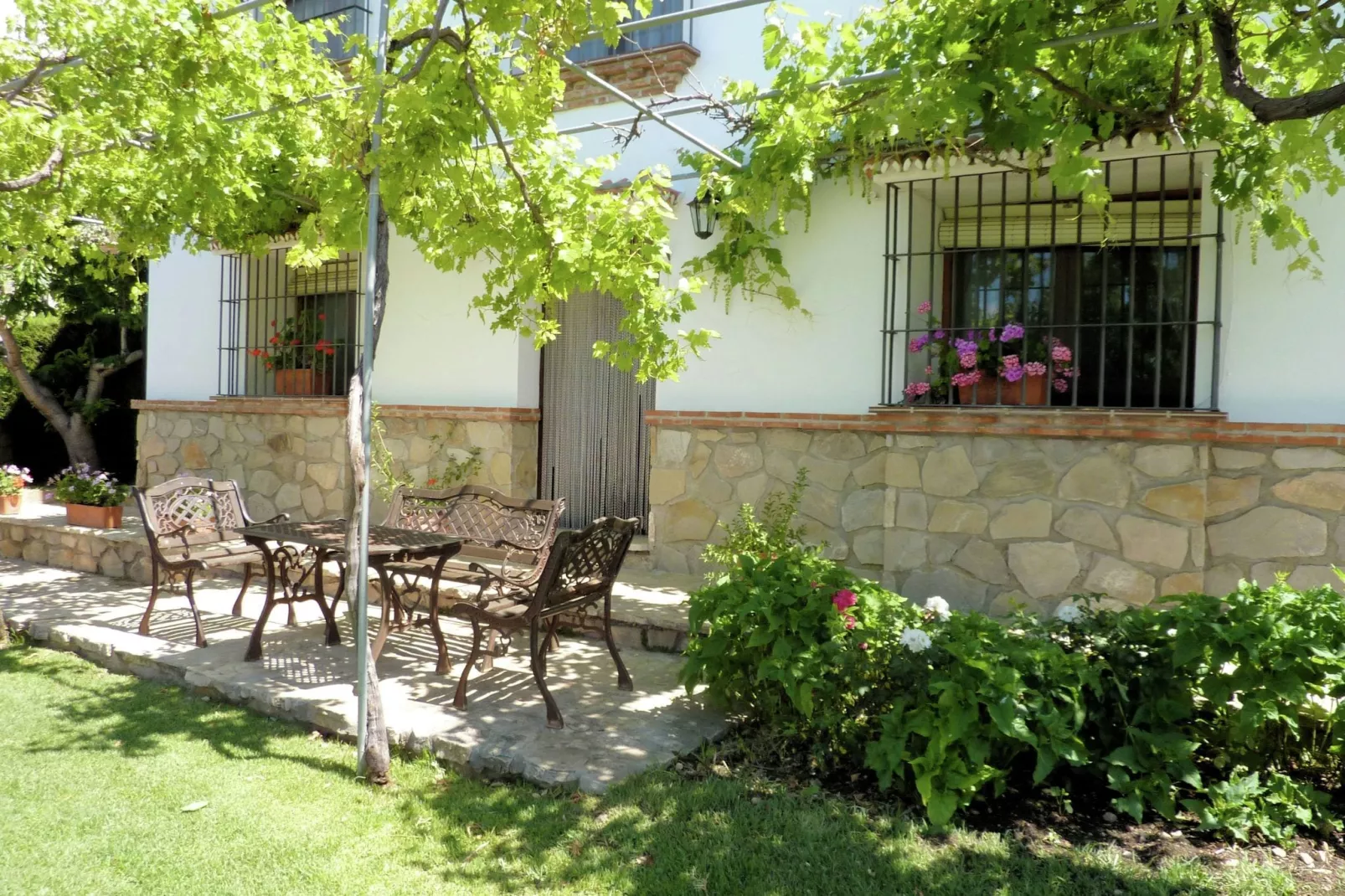 Casa Almendro-Gardens summer