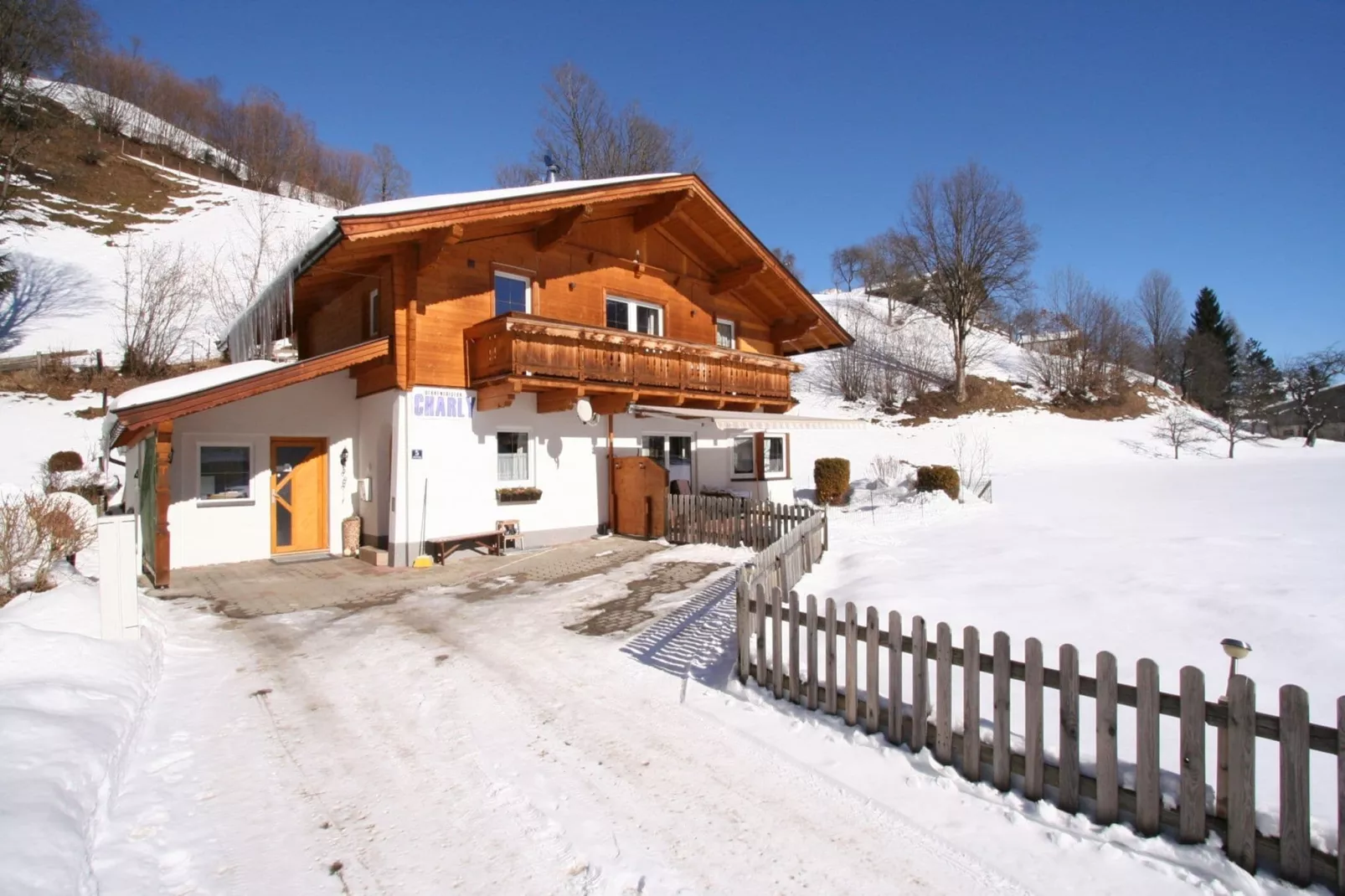 Gabi-Exterior winter