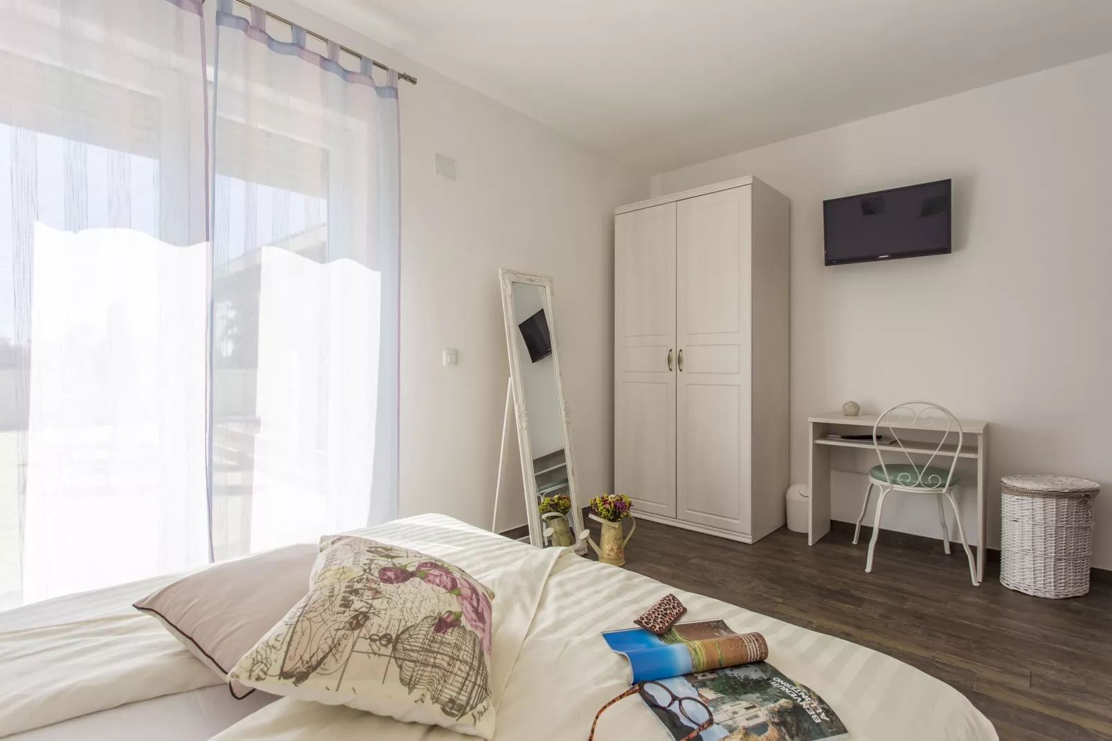 Cali-Bedroom