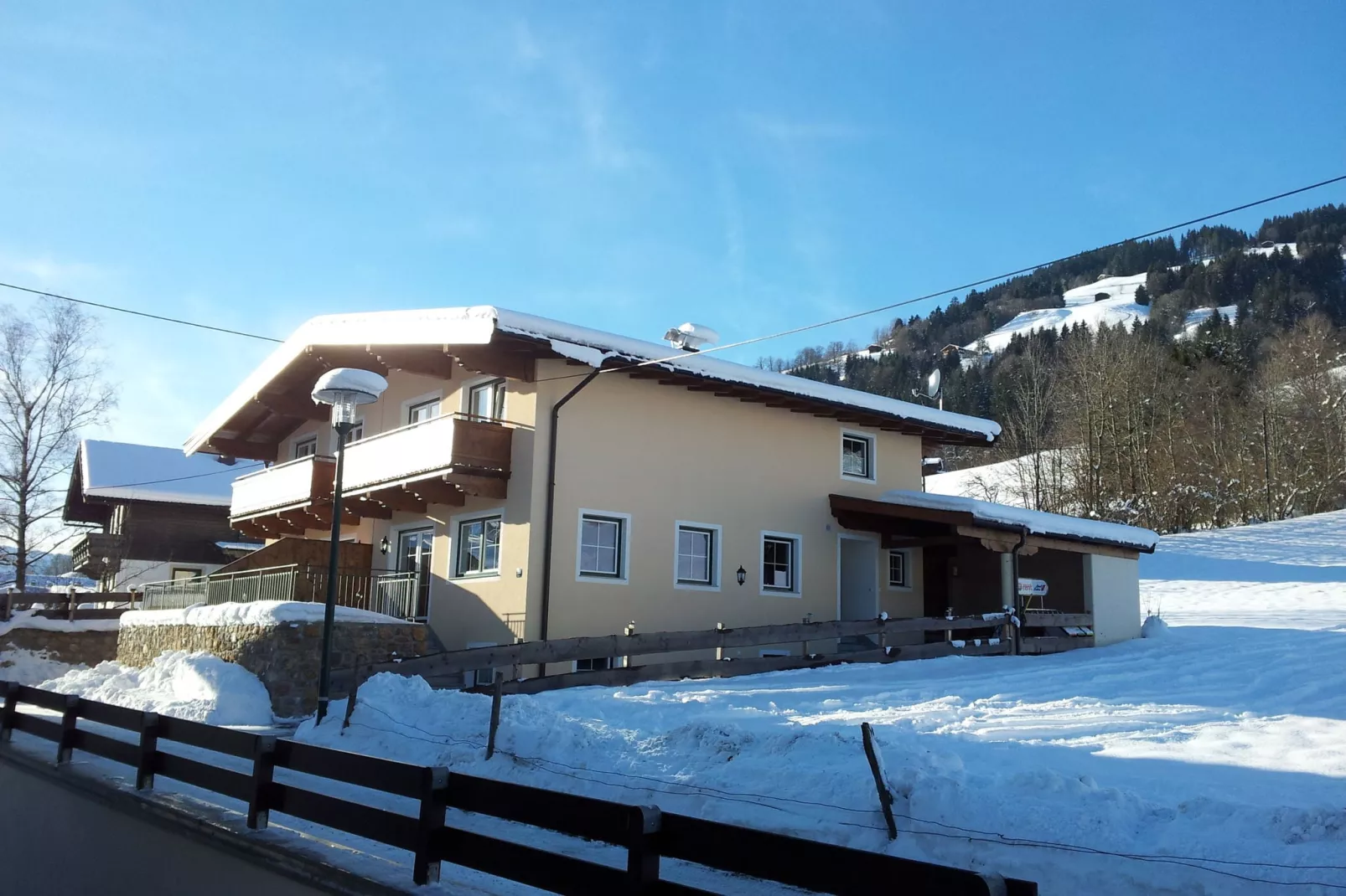 Reinie-Exterior winter